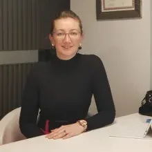 Dt. Esra Çelikbilek Erdoğan — Diş Hekimi, Denizli. Portre fotoğrafı.