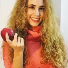 Uzm. Dyt. Burcu Üner — Diyetisyen, İstanbul. Portre fotoğrafı.