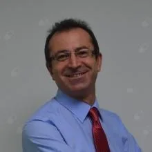 Doç. Dr. Hamdi Özcan — Dermatoloji. Portre fotoğrafı.