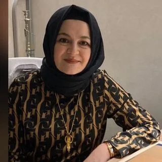 Op. Dr. Şerife Erdem — Kadın Hastalıkları Ve Doğum, İstanbul. Portre fotoğrafı.