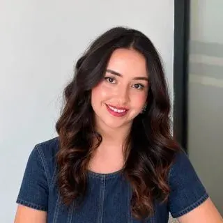 Psk. Özge Sert — Psikoloji, Adana. Portre fotoğrafı.