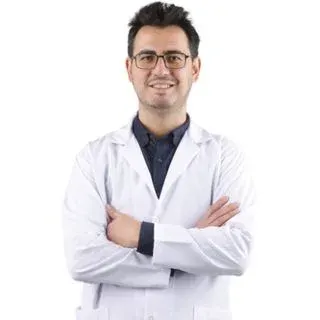 Op. Dr. Yakup Ozan Türkmenoğlu — Beyin Ve Sinir Cerrahisi, Denizli. Portre fotoğrafı.