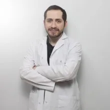 Dt. Yücel Kesiktaş — Diş Hekimi. Portre fotoğrafı.
