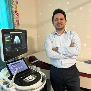 Op. Dr. Dursun Emre Aydın — Kadın Hastalıkları Ve Doğum, Kocaeli. Portre fotoğrafı.