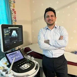 Op. Dr. Dursun Emre Aydın — Kadın Hastalıkları Ve Doğum, Kocaeli. Portre fotoğrafı.