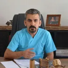 Doç. Dr. Zafer Yönden — Tıbbi Biyokimya, Adana. Portre fotoğrafı.
