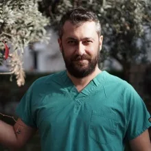 Op. Dr. Onur Sümer — Plastik Rekonstrüktif Ve Estetik Cerrahi, İstanbul. Portre fotoğrafı.
