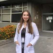 Uzm. Dkt. Asena Başan — Dil ve Konuşma Terapisi, Adana. Portre fotoğrafı.