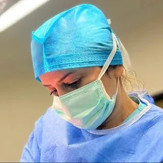 Op. Dr. Aslı Alay — Kadın Hastalıkları Ve Doğum, İstanbul. Portre fotoğrafı.