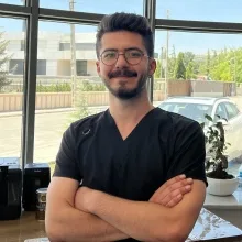 Dt. Ali Çetiner — Diş Hekimi. Portre fotoğrafı.