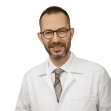 Prof. Dr. Aras Emre Canda — Genel Cerrahi, İzmir. Portre fotoğrafı.