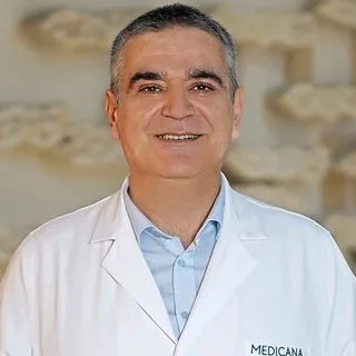 Doç. Dr. Metehan Gümüş — İstanbul. Portre fotoğrafı.