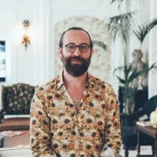 Op. Dr. Nazmi Yoğurtçu — Plastik Rekonstrüktif Ve Estetik Cerrahi, İzmir. Portre fotoğrafı.