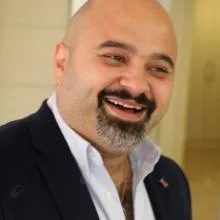 Op. Dr. Tamer Şakrak — Plastik Rekonstrüktif Ve Estetik Cerrahi, İstanbul. Portre fotoğrafı.