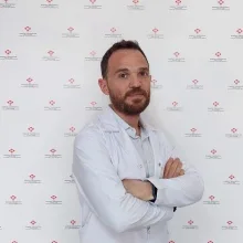 Uzm. Dr. Erdem Şimşek — Çocuk Nörolojisi, İzmir. Portre fotoğrafı.