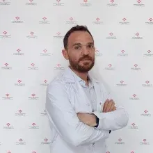 Uzm. Dr. Erdem Şimşek — Çocuk Nörolojisi, İzmir. Portre fotoğrafı.
