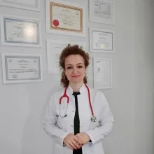Uzm. Dr. Latife Ceylan — Çocuk Sağlığı Ve Hastalıkları, Antalya. Portre fotoğrafı.