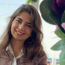 Fzt. Aylin Demirel Abay — Fizyoterapi Ve Rehabilitasyon, İstanbul. Portre fotoğrafı.