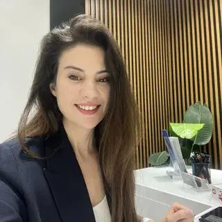Dr. Dt. Burcu Polat Kartöz — Antalya. Portre fotoğrafı.