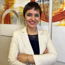 Op. Dr. Nazlı Tosun — Plastik Rekonstrüktif Ve Estetik Cerrahi, Samsun. Portre fotoğrafı.