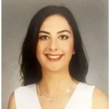 Uzm. Dr. Özge Karaca — Psikiyatri, Manisa. Portre fotoğrafı.