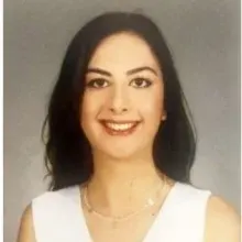 Uzm. Dr. Özge Karaca — Psikiyatri, Manisa. Portre fotoğrafı.