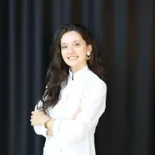 Dt. Esra Kuru — Diş Hekimi, İzmir. Portre fotoğrafı.