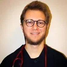 Uzm. Dr. Emre Ertürk — Kardiyoloji, Karşıyaka, İzmir. Portre fotoğrafı.