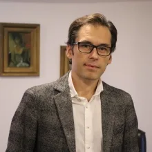 Doç. Dr. Alper Biler — Konak, İzmir. Portre fotoğrafı.
