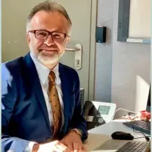 Op. Dr. Mustafa Kır — Kadıköy, İstanbul. Portre fotoğrafı.