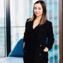 Fzt. Yelda Öztürk — Fizyoterapi Ve Rehabilitasyon. Portre fotoğrafı.