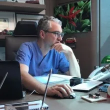 Prof. Dr. Erden Ertürer — Ortopedi Ve Travmatoloji, Beşiktaş, İstanbul. Portre fotoğrafı.