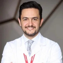 Op. Dr. Kemal Demir — Kulak Burun Boğaz, İstanbul. Portre fotoğrafı.
