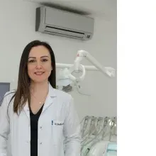 Dr. Dt. Neslihan Güleryüz — İstanbul. Portre fotoğrafı.