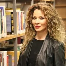 Dr. Öğr. Üyesi Yıldız Erdoğanoğlu — Fizyoterapi Ve Rehabilitasyon. Portre fotoğrafı.