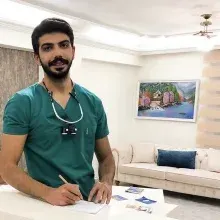 Dt. Alper Karaca — Diş Hekimi. Portre fotoğrafı.