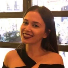 Dr. Dt. Dilruba Kıyak — Diş Hekimi, İzmir. Portre fotoğrafı.