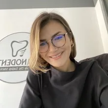 Dt. Burcu Ertuğrul — Diş Hekimi, Antalya. Portre fotoğrafı.