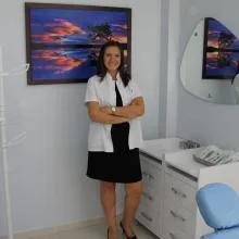 Dt. Zeynep Özer Öztoprak — Diş Hekimi, İstanbul. Portre fotoğrafı.