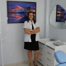 Dt. Zeynep Özer Öztoprak — Diş Hekimi, İstanbul. Portre fotoğrafı.