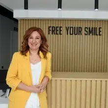Dt. Dilek Aksu Güler — Diş Hekimi, Antalya. Portre fotoğrafı.