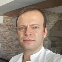 Op. Dr. Yusuf Çalışkan — Çocuk Cerrahisi, Bursa. Portre fotoğrafı.