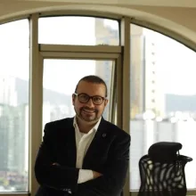 Doç. Dr. Tahsin Görgülü — Plastik Rekonstrüktif Ve Estetik Cerrahi, İstanbul. Portre fotoğrafı.