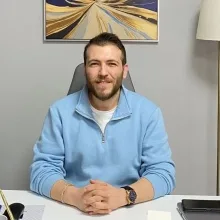 Dt. Furkan Akıllıer — Diş Hekimi, Ordu. Portre fotoğrafı.