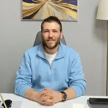 Dt. Furkan Akıllıer — Diş Hekimi, Ordu. Portre fotoğrafı.