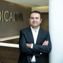 Op. Dr. Ekrem Keskin — Plastik Rekonstrüktif Ve Estetik Cerrahi, İstanbul. Portre fotoğrafı.