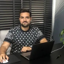 Dr. Soner Uyanık — İzmir. Portre fotoğrafı.