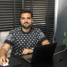 Dr. Soner Uyanık — İzmir. Portre fotoğrafı.