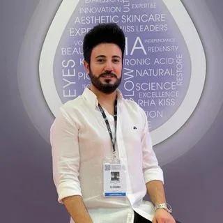 Dr. Emrah Yıldız — Sertifikalı Medikal Estetik, Diyarbakır. Portre fotoğrafı.
