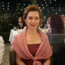 Dt. Yasemin Aydeniz — Diş Hekimi, İstanbul. Portre fotoğrafı.